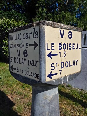 Un cartel direccional con flechas indicando diferentes destinos.