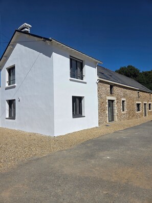 A two-story building with a white facade and stone exterior. - Group Cottages Les Boizeul Pool - 2x15 Guests with Private Pool, Air Conditioning and Wi-Fi (Nivillac)