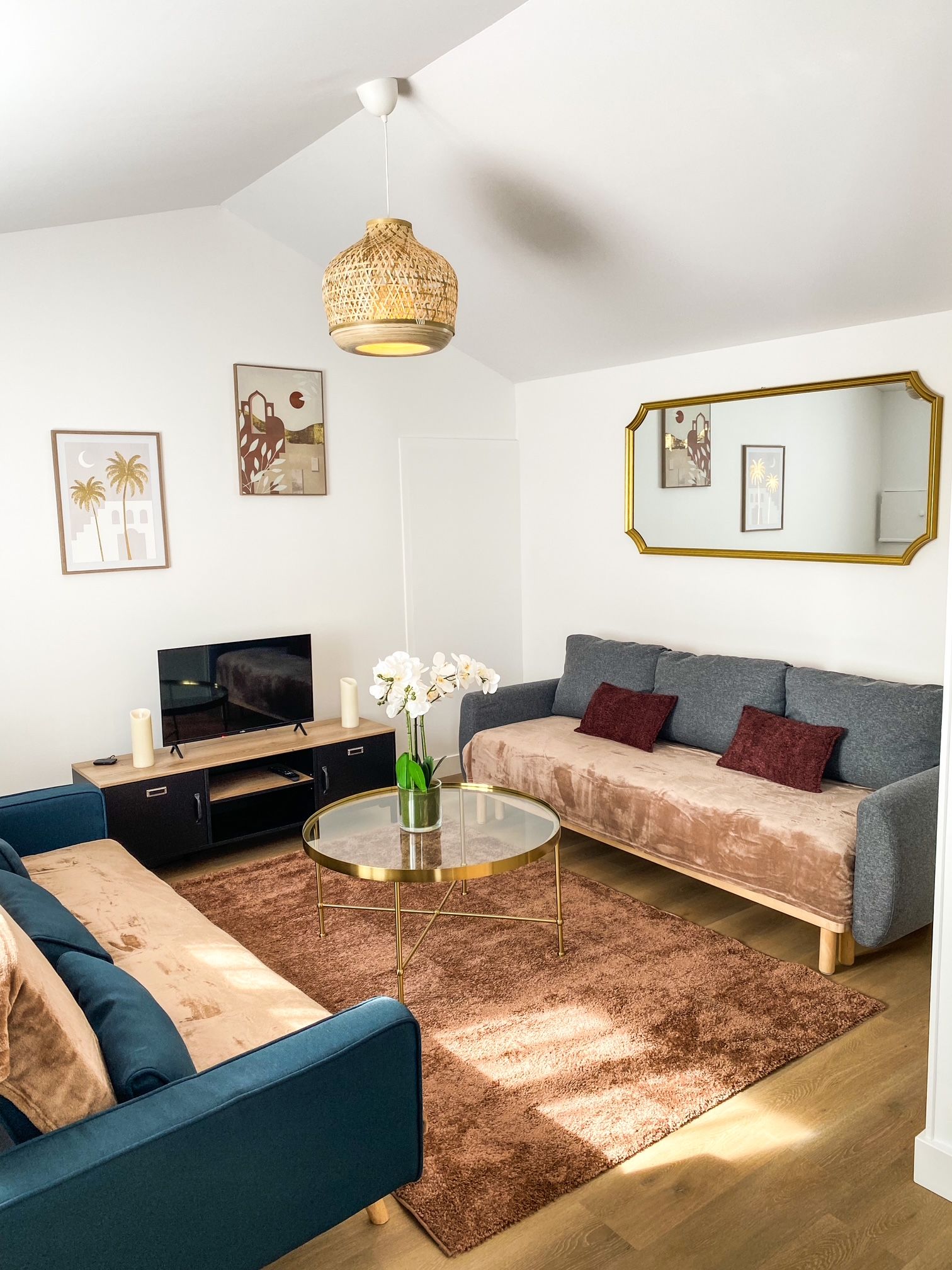 Un salon moderne avec un canapé, une table basse et un téléviseur.