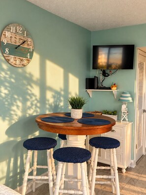 Outdoor dining - Coastal Cutie – Oceanfront Getaway. (Myrtle Beach)