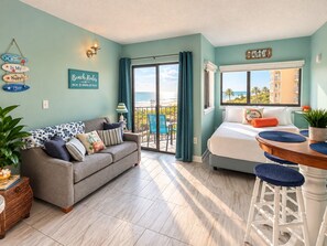 Living area - Coastal Cutie – Oceanfront Getaway. (Myrtle Beach)
