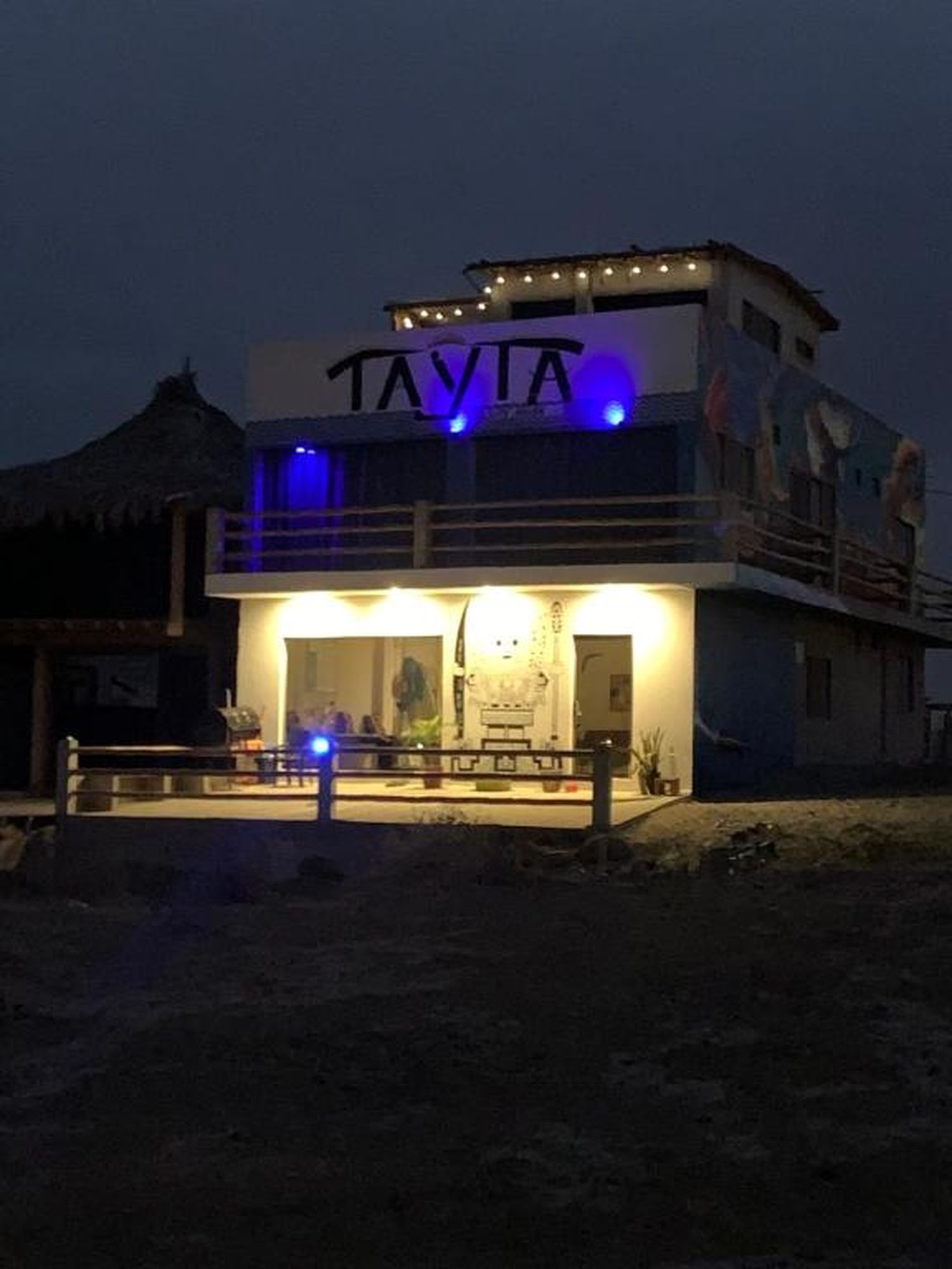 Un bâtiment sur lequel on peut lire l’inscription « TAYTA » sur une enseigne, en haut de la façade.