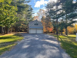 Exterior - Modern Edson Hill Guesthouse King Bed, Ponds & Tesla Charger Pet Friendly (Stowe)