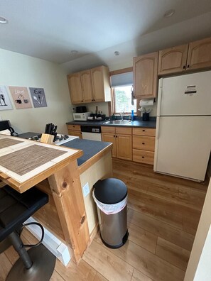 Private kitchen - Modern Edson Hill Guesthouse King Bed, Ponds & Tesla Charger Pet Friendly (Stowe)