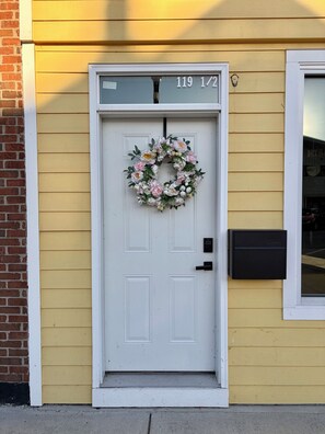A white door with a floral wreath, a mailbox, and a house number. - Perfect 3-bedroom apartment in the heart of Port Clinton (Port Clinton)