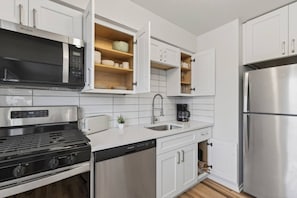 Private kitchen - Cozy Stylish Apt in Omaha`s Medical District! (Omaha)
