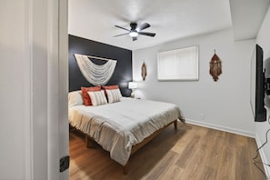 Room - Cozy Stylish Apt in Omaha`s Medical District! (Omaha)