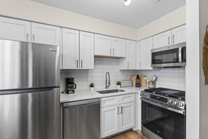 Private kitchen - Designer Mid-Term Living Near Omaha Hospitals (Omaha)