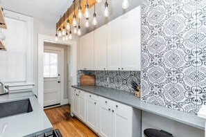 Private kitchen - Storybook Retreat | Walk to Dining & Coffee (Omaha)