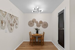 Dining - Designer Mid-Term Living Near Omaha Hospitals (Omaha)