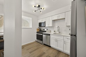 10-TNM-110 - Cozy Stylish Apt in Omaha`s Medical District! (Omaha)