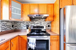 Bright updated kitchen with stainless appliances and stylish tile backsplash - Comfy Getaway - Walk to West Ed Mall (Edmonton)