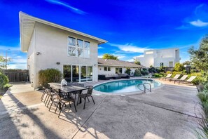 A modern two-story house with a swimming pool, outdoor seating, and a patio area. - Renovated La Jolla Villa: Ocean Views & Pool (San Diego)
