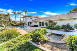 A modern house with a swimming pool, outdoor seating, and landscaped garden. - Renovated La Jolla Villa: Ocean Views & Pool (San Diego)