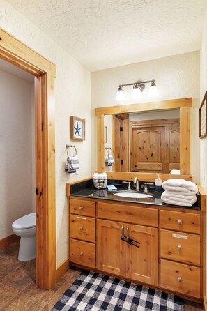 Bathroom - Mountain Haven retreat at Lassen (Shingletown)