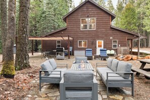 Outdoor dining - Mountain Haven retreat at Lassen (Shingletown)