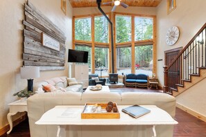 Living area - Mountain Haven retreat at Lassen (Shingletown)
