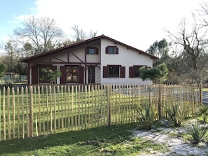 A two-story house with a fenced yard. - Villa Bécassière - VENDAYS MONTALIVET (VENDAYS MONTALIVET)