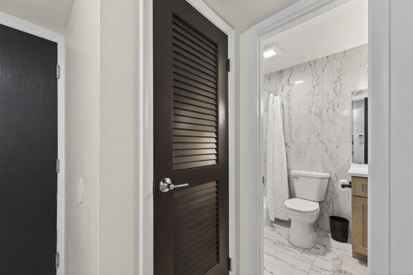 22 - Cozy Stylish Apt in Omaha`s Medical District! (Omaha)