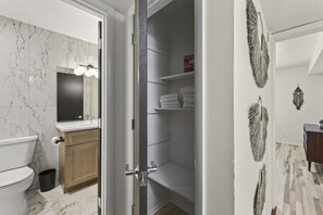 24 - Cozy Stylish Apt in Omaha`s Medical District! (Omaha)