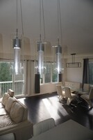 Una sala moderna con sofá, sillas y una mesa de comedor.