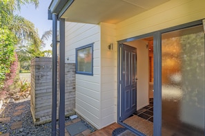 Exterior detail - The Holiday Hideaway - Pauanui Holiday Home (Pauanui)
