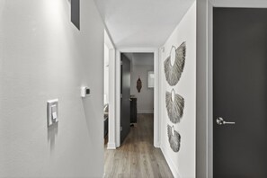18-TNM-418 - Cozy Stylish Apt in Omaha`s Medical District! (Omaha)
