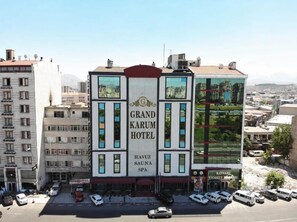 Un hotel con un cartello ben visibile per 'Grand Karum Hotel' e una spa chiamata 'Havuz Sauna Spa'.