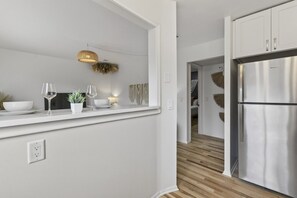 12-TNM-712 - Cozy Stylish Apt in Omaha`s Medical District! (Omaha)