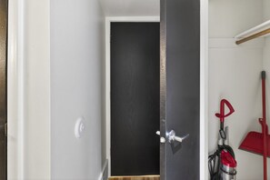 26-TNM-726 - Cozy Stylish Apt in Omaha`s Medical District! (Omaha)