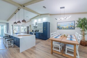 Dining - Modern San Antonio Retreat/ Golf Course Views (San Antonio)
