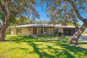 Exterior - Modern San Antonio Retreat/ Golf Course Views (San Antonio)