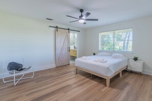 Room - Modern San Antonio Retreat/ Golf Course Views (San Antonio)