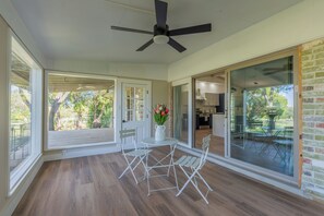 Outdoor dining - Modern San Antonio Retreat/ Golf Course Views (San Antonio)