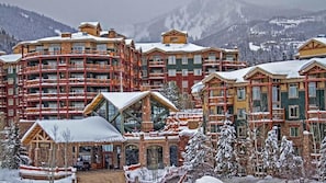A resort with multiple buildings featuring balconies and a central glass structure. - Westgate Park City 4BR Villa - Private Hot Tub Balcony, Ski-In/Ski-Out (Park City)