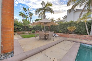 Outdoor dining - Remodeled Huntington Harbour Waterfront Home with Private Pool & Spa (Huntington Beach)