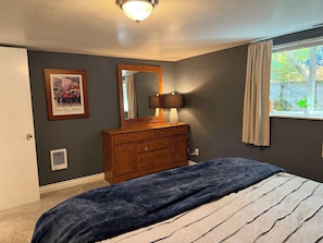 Room - 3-bedroom Bothell Garden Cottage (Bothell)