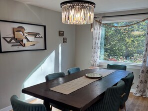 Dining - 3-bedroom Bothell Garden Cottage (Bothell)