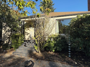 Exterior - 3-bedroom Bothell Garden Cottage (Bothell)