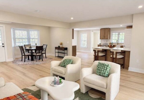 Living area - 4 Bedroom Cozy Retreat Located In The Heart of New Jersey!8 Miles From Princeton (Pennington)
