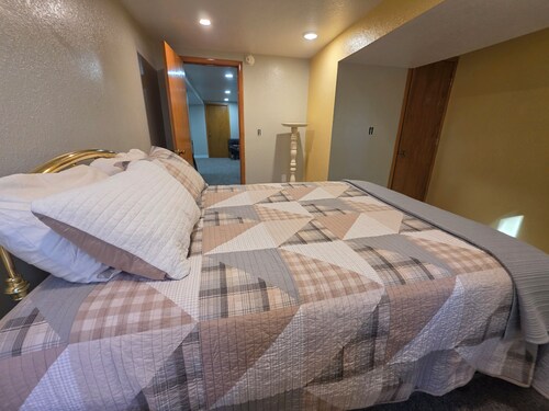 Stay, Play & Unwind! 5 spacious bedrooms, 2 living areas, fooseball & games!