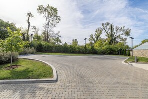 A paved pedestrian area with a curved path, surrounded by greenery and trees. - 10 Min to Broadway-Rooftop Hangout-Garage Parking (Nashville)