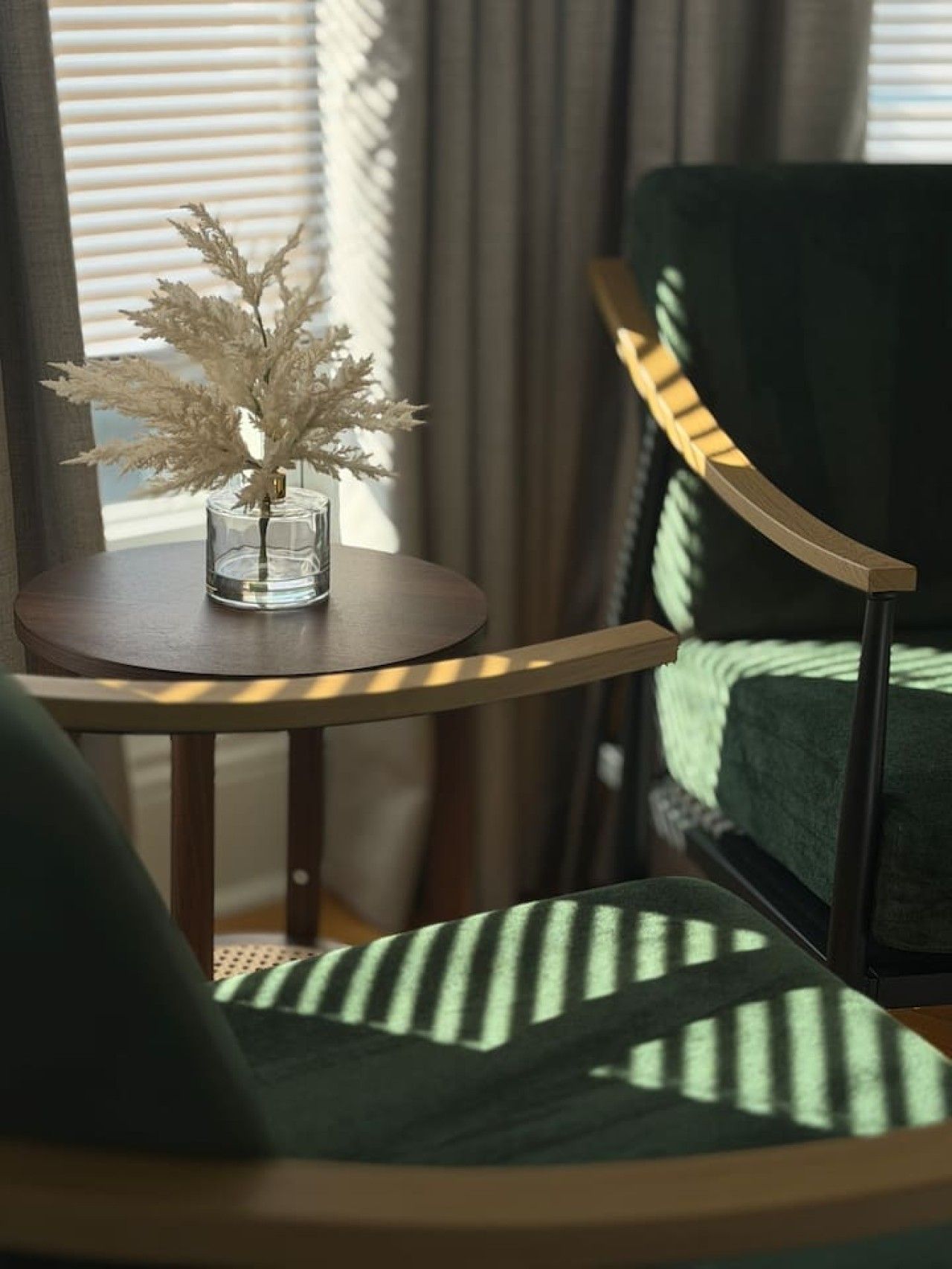 Une pièce avec une table ronde, une chaise et un lit.