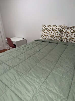 A bedroom with a bed, a desk, and a chair. - 3 Bd 2 Ba Apt Chinatown (Philadelphia)