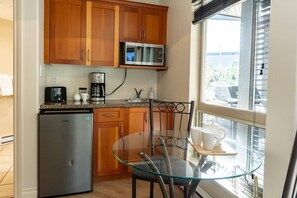 Private kitchen - Beachwood 1-BR Condo B by the Sea (Parksville)