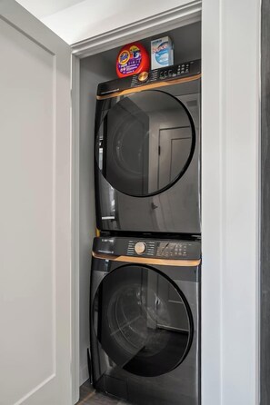 Ensuite washer/dryer. - Velaris | Downtown | Hot Tub | Mtn Views | Pets Ok (Canmore)