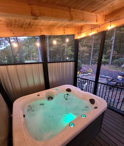 Fairlight Cottage - charming cottage in Amish country with Hot Tub!!