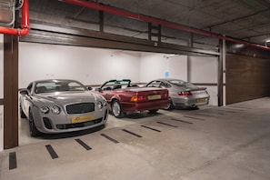 A parking garage with three cars parked in a row. - Savoy Luxe - Luxury 3-bed w/ pool (Funchal)