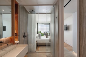 En-suite bathroom with glass shower - Savoy Luxe - Luxury 3-bed w/ pool (Funchal)