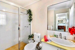 Bathroom - Room-spacious Master Bedroom (Gold Coast)